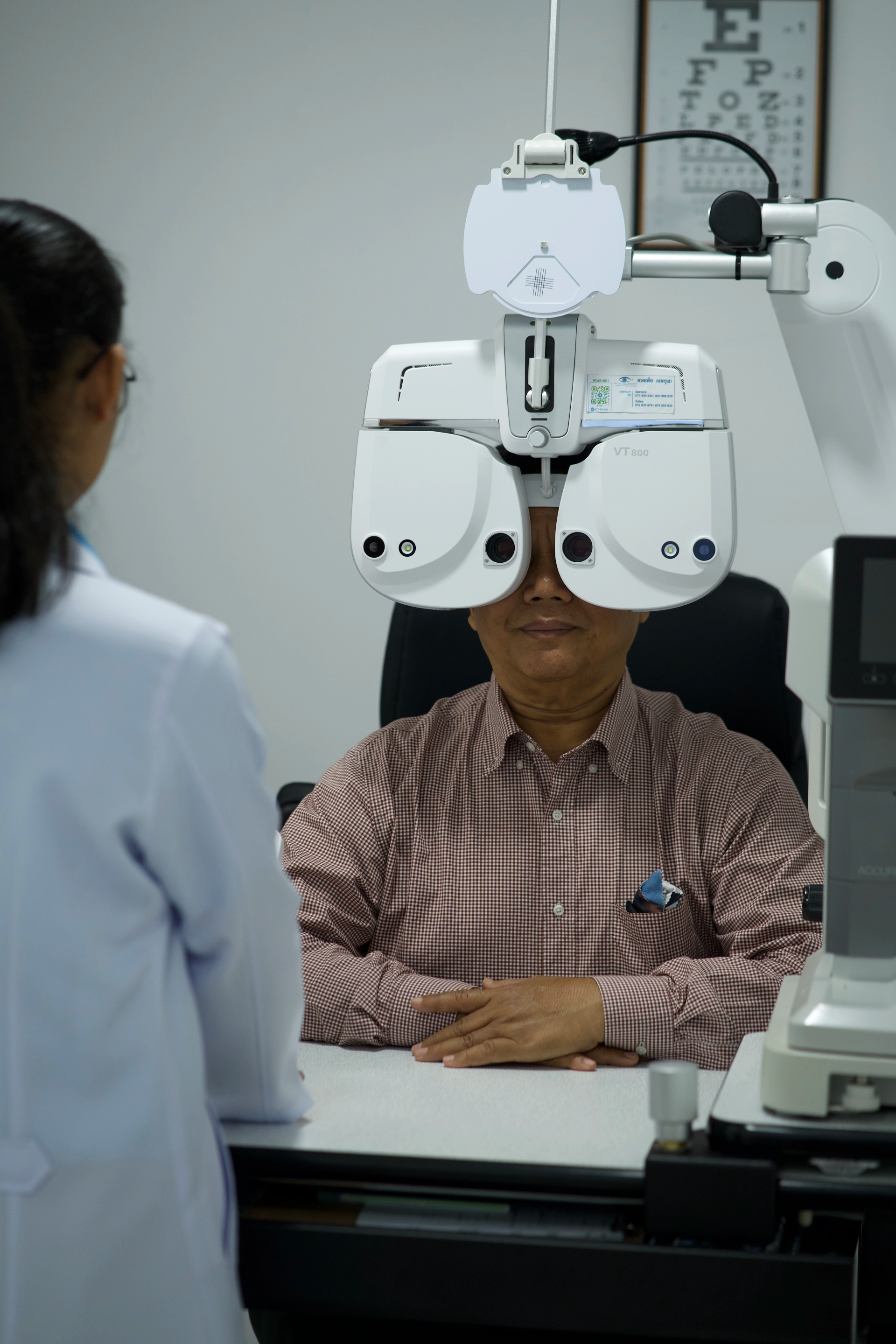 Online vision check and eye exam screening tool for clarity and color perception by M-Optic